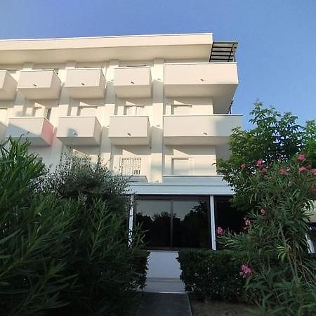 Hotel Pigalle Riccione Exterior foto