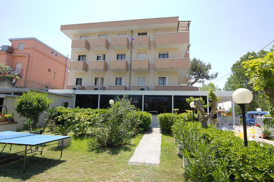 Hotel Pigalle Riccione Exterior foto