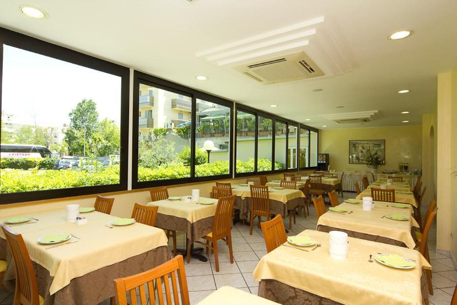 Hotel Pigalle Riccione Exterior foto